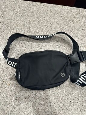 lululemon athletica Black Waist Belt Bag with Logo Strap